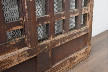 アンティーク建具　明治から大正期　歳月を感じる風格の金網入り格子くぐり戸1枚　(R-086515)