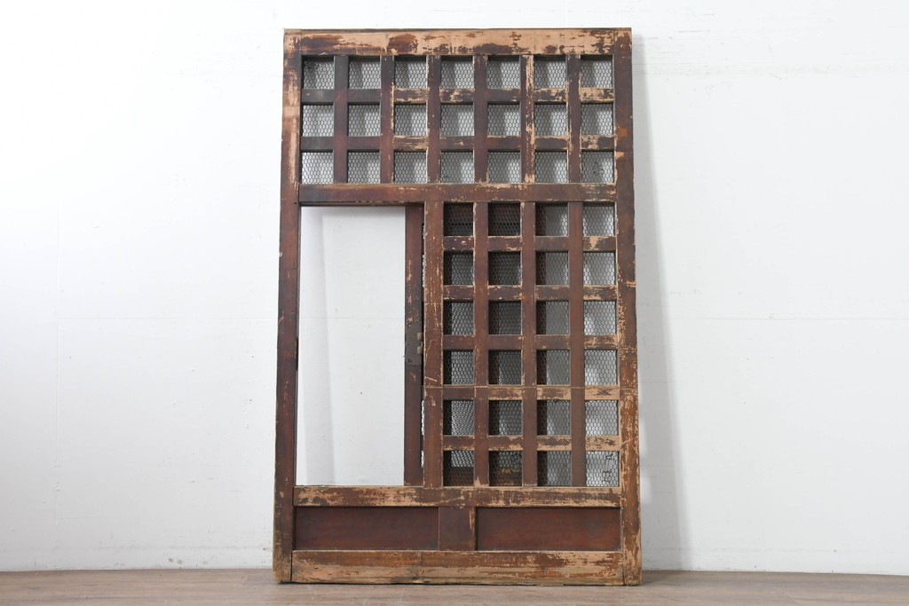 アンティーク建具　明治から大正期　歳月を感じる風格の金網入り格子くぐり戸1枚　(R-086515)