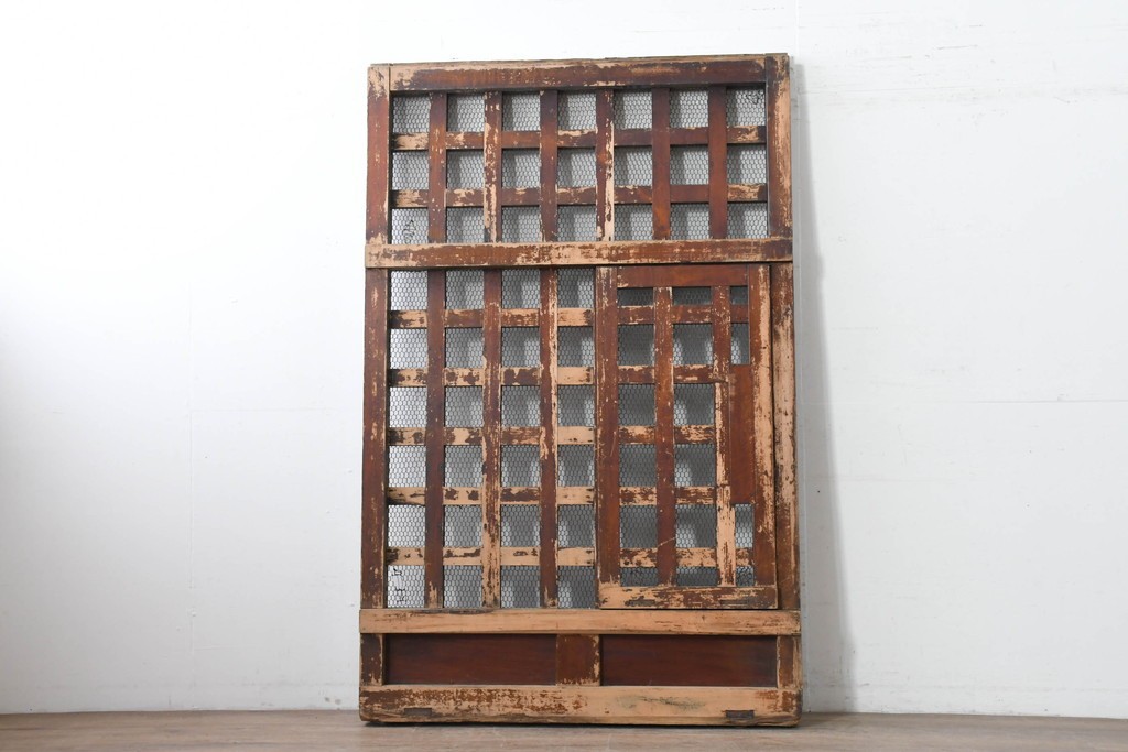 アンティーク建具　明治から大正期　歳月を感じる風格の金網入り格子くぐり戸1枚　(R-086515)