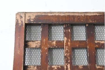 アンティーク建具　明治から大正期　歳月を感じる風格の金網入り格子くぐり戸1枚　(R-086515)