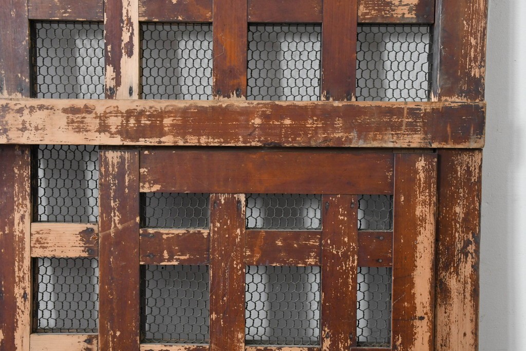 アンティーク建具　明治から大正期　歳月を感じる風格の金網入り格子くぐり戸1枚　(R-086515)