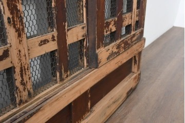 アンティーク建具　明治から大正期　歳月を感じる風格の金網入り格子くぐり戸1枚　(R-086515)