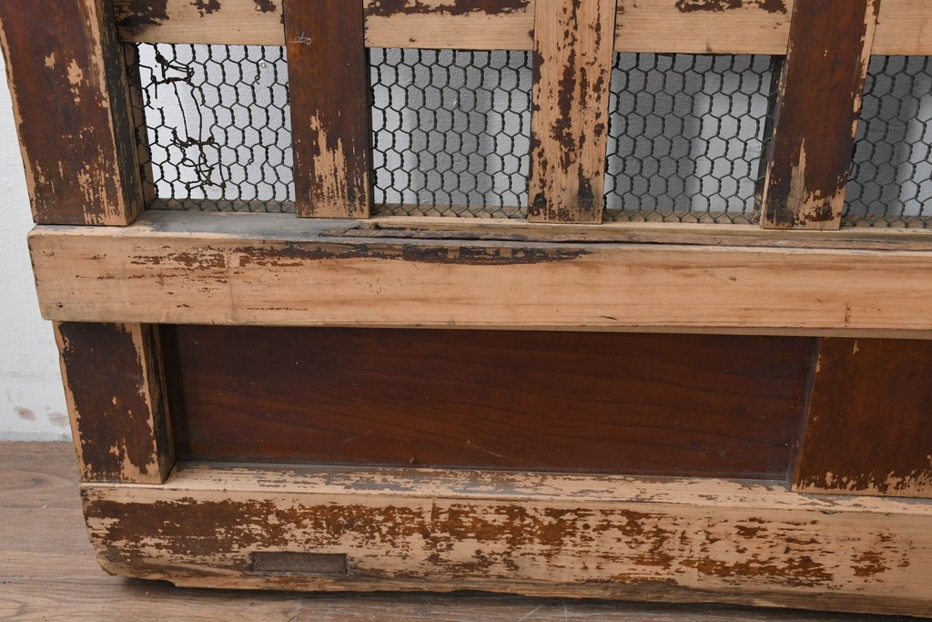 アンティーク建具　明治から大正期　歳月を感じる風格の金網入り格子くぐり戸1枚　(R-086515)