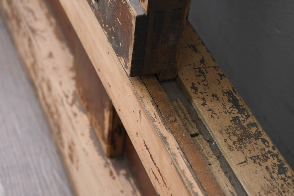 アンティーク建具　明治から大正期　歳月を感じる風格の金網入り格子くぐり戸1枚　(R-086515)