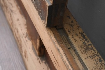 アンティーク建具　明治から大正期　歳月を感じる風格の金網入り格子くぐり戸1枚　(R-086515)