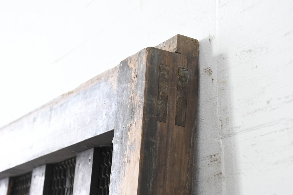 アンティーク建具　明治から大正期　歳月を感じる風格の金網入り格子くぐり戸1枚　(R-086515)