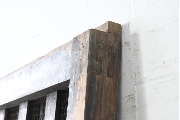 アンティーク建具　明治から大正期　歳月を感じる風格の金網入り格子くぐり戸1枚　(R-086515)