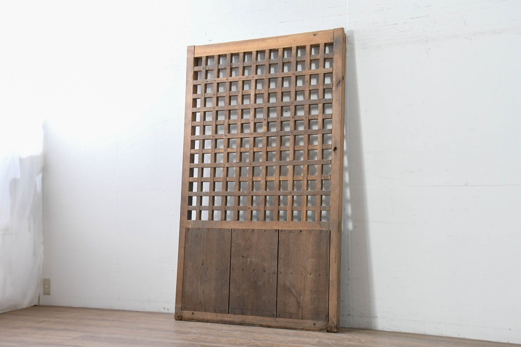 アンティーク建具　明治から大正期　素朴な木味が魅力のきつね格子蔵戸1枚　　(R-086517)