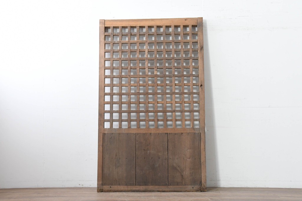 アンティーク建具　明治から大正期　素朴な木味が魅力のきつね格子蔵戸1枚　　(R-086517)