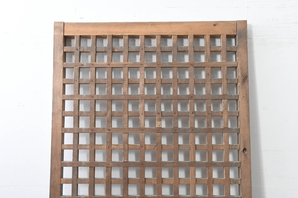 アンティーク建具　明治から大正期　素朴な木味が魅力のきつね格子蔵戸1枚　　(R-086517)