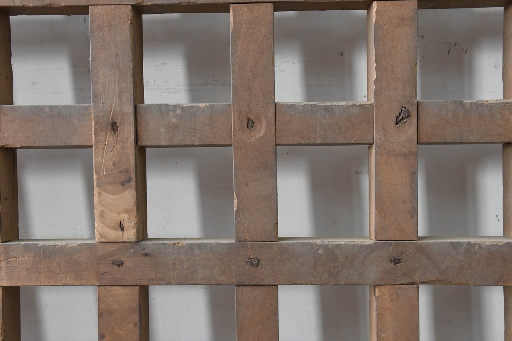 アンティーク建具　明治から大正期　素朴な木味が魅力のきつね格子蔵戸1枚　　(R-086517)