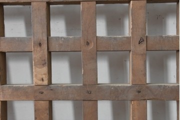 アンティーク建具　明治から大正期　素朴な木味が魅力のきつね格子蔵戸1枚　　(R-086517)