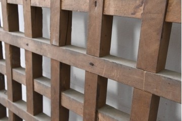 アンティーク建具　明治から大正期　素朴な木味が魅力のきつね格子蔵戸1枚　　(R-086517)