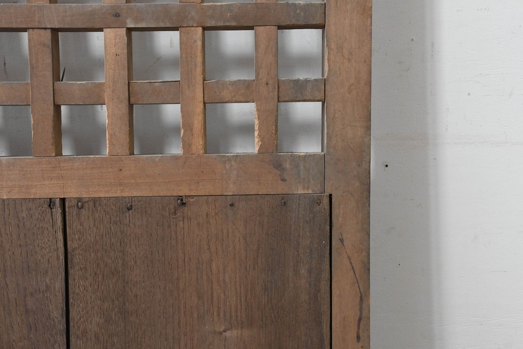 アンティーク建具　明治から大正期　素朴な木味が魅力のきつね格子蔵戸1枚　　(R-086517)