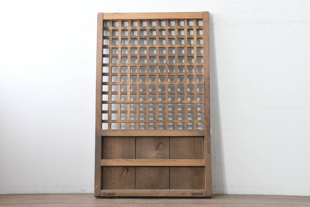 アンティーク建具　明治から大正期　素朴な木味が魅力のきつね格子蔵戸1枚　　(R-086517)