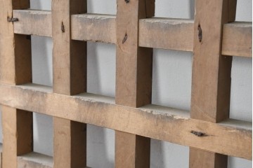 アンティーク建具　明治から大正期　素朴な木味が魅力のきつね格子蔵戸1枚　　(R-086517)