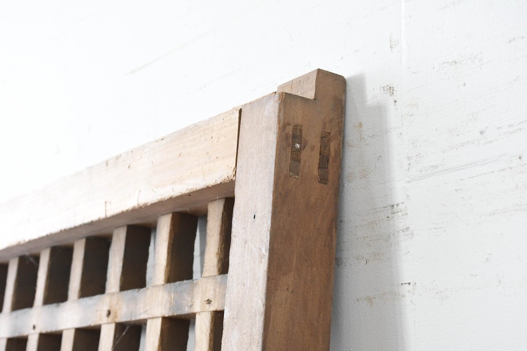 アンティーク建具　明治から大正期　素朴な木味が魅力のきつね格子蔵戸1枚　　(R-086517)