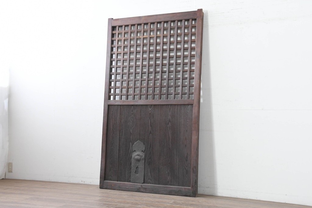 アンティーク建具　明治から大正期　黒褐色の木肌に美しい木目が映えるきつね格子蔵戸1枚　　(R-086518)