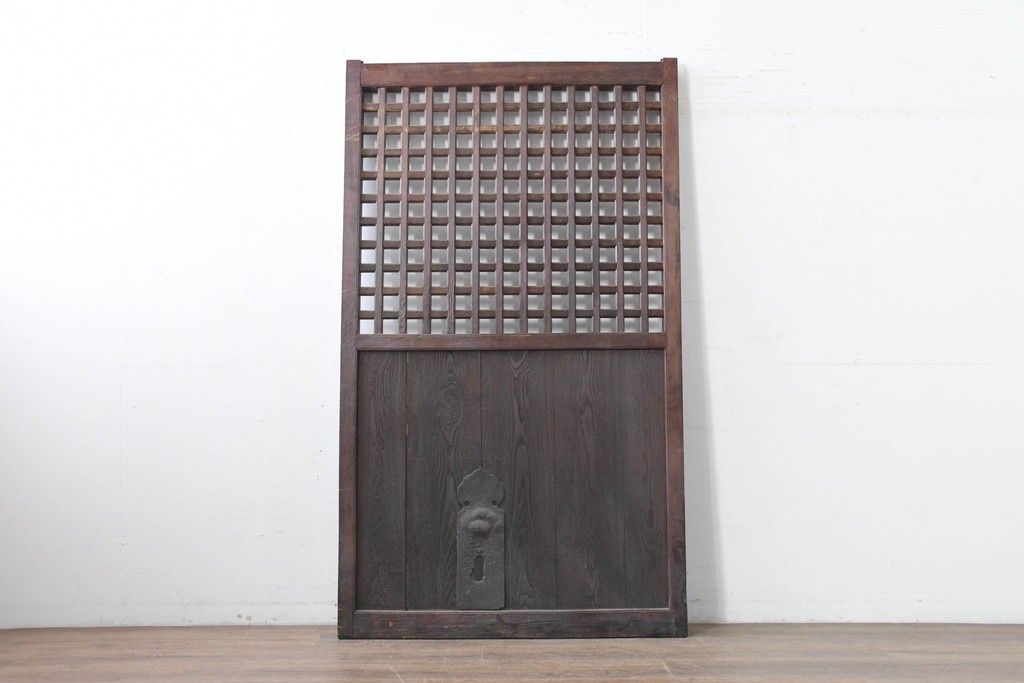 アンティーク建具　明治から大正期　黒褐色の木肌に美しい木目が映えるきつね格子蔵戸1枚　　(R-086518)