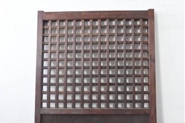 アンティーク建具　明治から大正期　黒褐色の木肌に美しい木目が映えるきつね格子蔵戸1枚　　(R-086518)