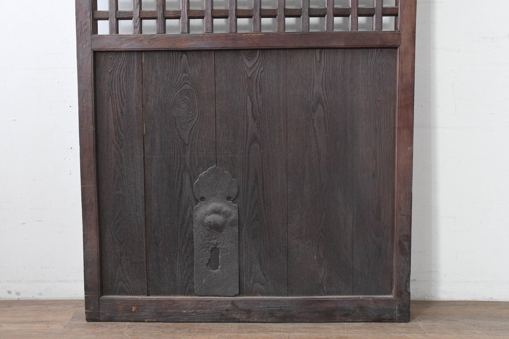 アンティーク建具　明治から大正期　黒褐色の木肌に美しい木目が映えるきつね格子蔵戸1枚　　(R-086518)