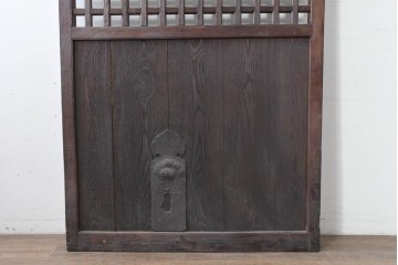 アンティーク建具　明治から大正期　黒褐色の木肌に美しい木目が映えるきつね格子蔵戸1枚　　(R-086518)