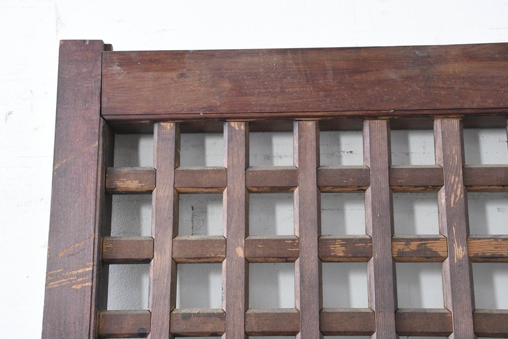 アンティーク建具　明治から大正期　黒褐色の木肌に美しい木目が映えるきつね格子蔵戸1枚　　(R-086518)