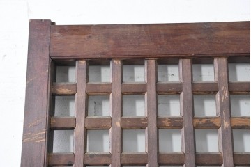 アンティーク建具　明治から大正期　黒褐色の木肌に美しい木目が映えるきつね格子蔵戸1枚　　(R-086518)