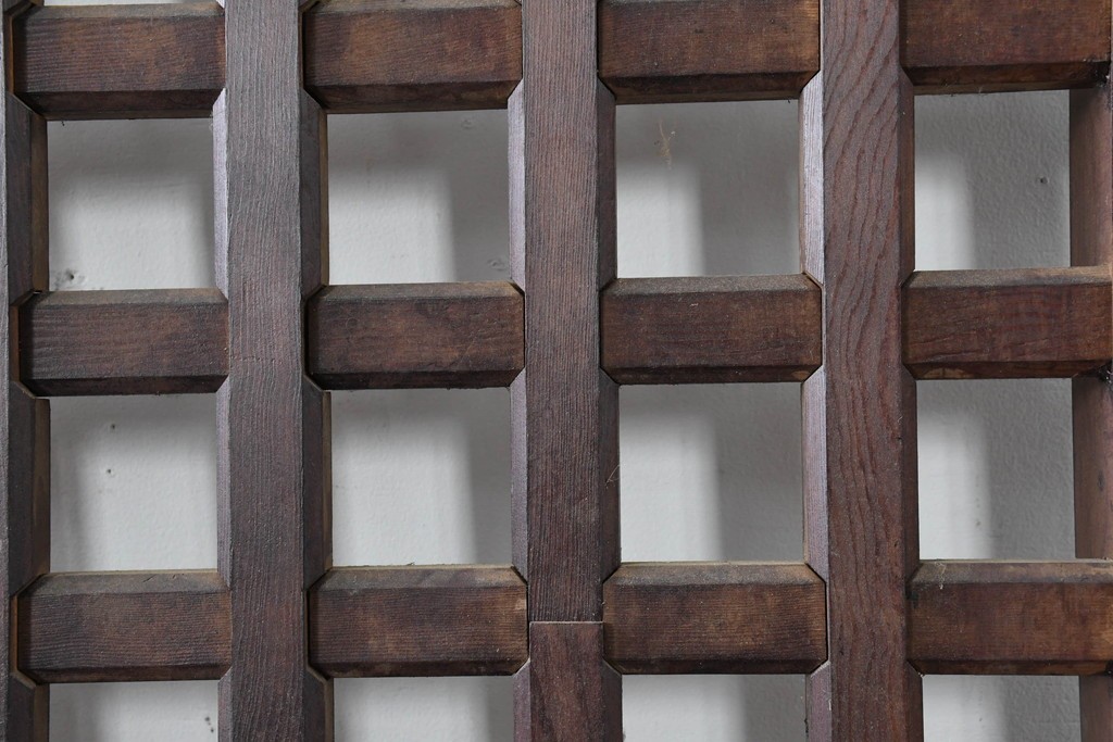 アンティーク建具　明治から大正期　黒褐色の木肌に美しい木目が映えるきつね格子蔵戸1枚　　(R-086518)