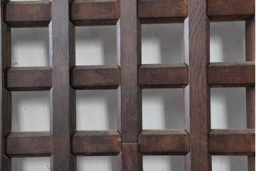 アンティーク建具　明治から大正期　黒褐色の木肌に美しい木目が映えるきつね格子蔵戸1枚　　(R-086518)