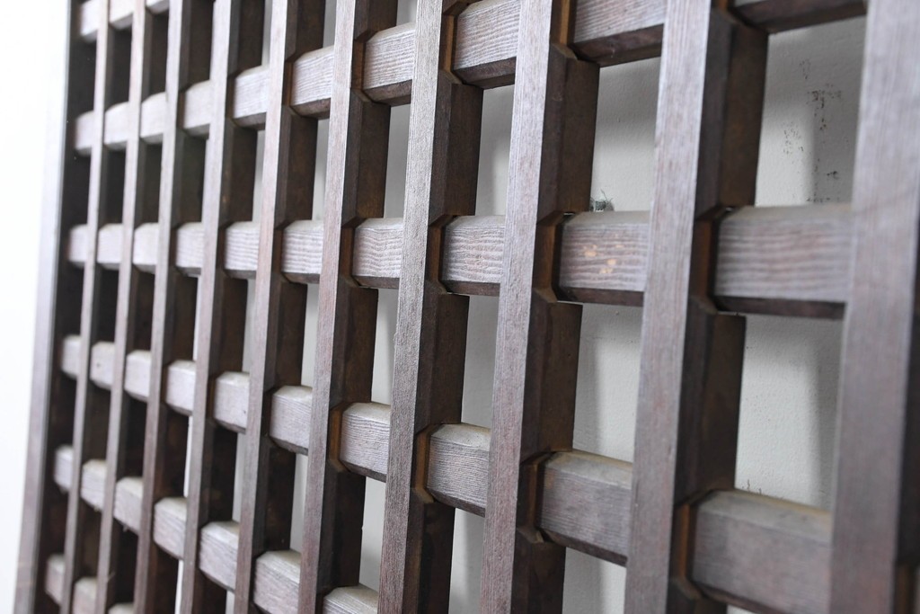 アンティーク建具　明治から大正期　黒褐色の木肌に美しい木目が映えるきつね格子蔵戸1枚　　(R-086518)