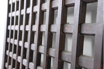 アンティーク建具　明治から大正期　黒褐色の木肌に美しい木目が映えるきつね格子蔵戸1枚　　(R-086518)