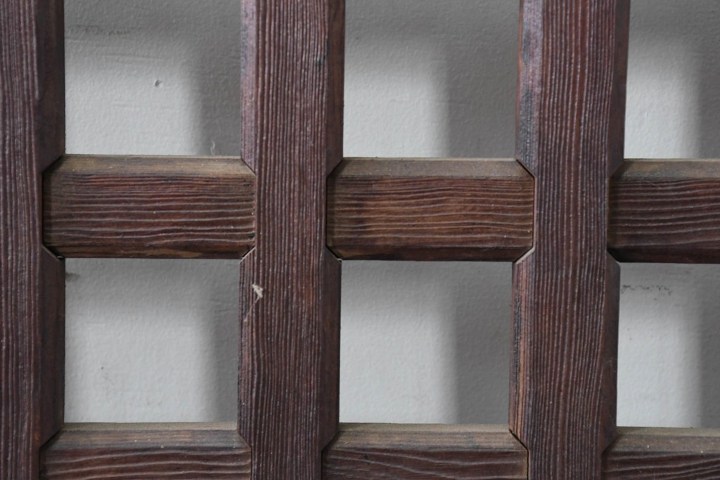 アンティーク建具　明治から大正期　黒褐色の木肌に美しい木目が映えるきつね格子蔵戸1枚　　(R-086518)