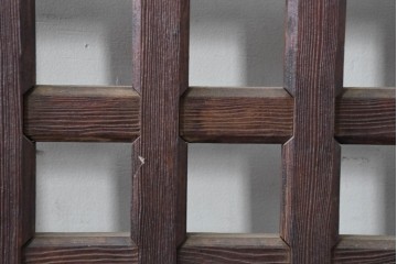 アンティーク建具　明治から大正期　黒褐色の木肌に美しい木目が映えるきつね格子蔵戸1枚　　(R-086518)