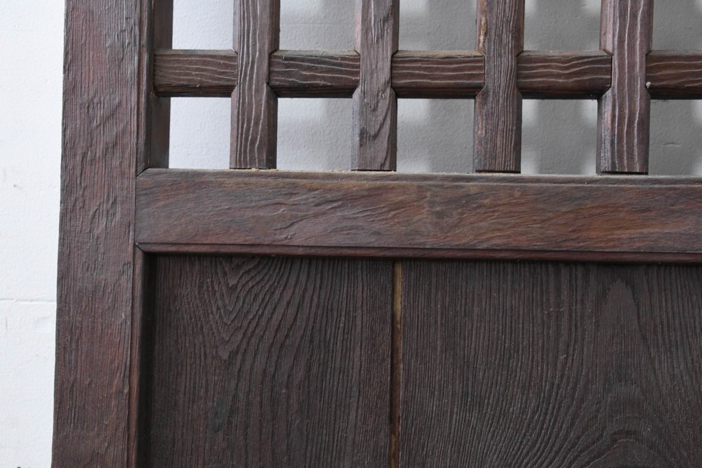 アンティーク建具　明治から大正期　黒褐色の木肌に美しい木目が映えるきつね格子蔵戸1枚　　(R-086518)