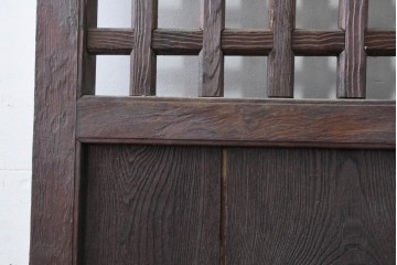 アンティーク建具　明治から大正期　黒褐色の木肌に美しい木目が映えるきつね格子蔵戸1枚　　(R-086518)