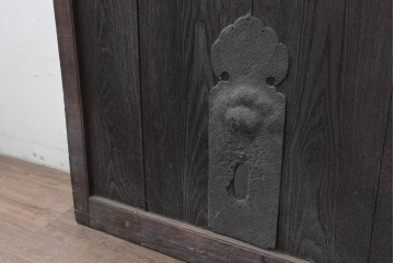 アンティーク建具　明治から大正期　黒褐色の木肌に美しい木目が映えるきつね格子蔵戸1枚　　(R-086518)