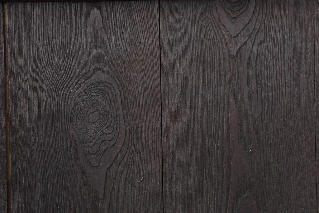 アンティーク建具　明治から大正期　黒褐色の木肌に美しい木目が映えるきつね格子蔵戸1枚　　(R-086518)