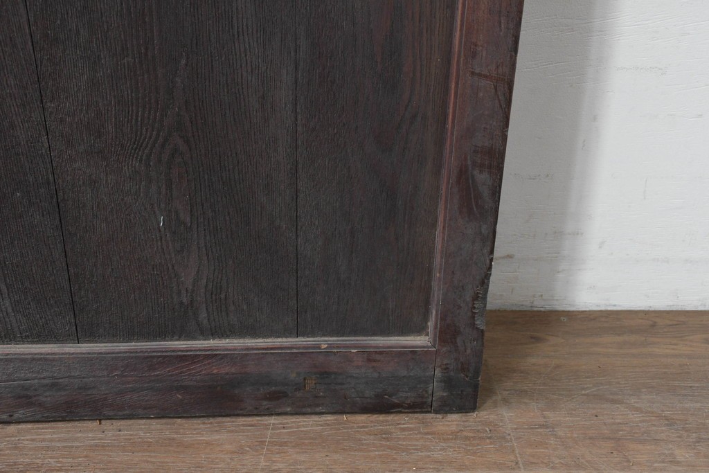 アンティーク建具　明治から大正期　黒褐色の木肌に美しい木目が映えるきつね格子蔵戸1枚　　(R-086518)