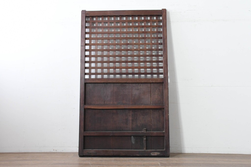 アンティーク建具　明治から大正期　黒褐色の木肌に美しい木目が映えるきつね格子蔵戸1枚　　(R-086518)