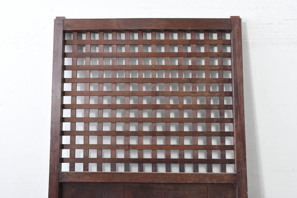 アンティーク建具　明治から大正期　黒褐色の木肌に美しい木目が映えるきつね格子蔵戸1枚　　(R-086518)