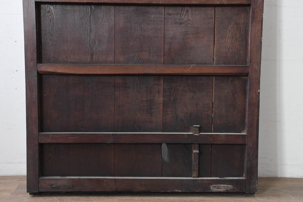 アンティーク建具　明治から大正期　黒褐色の木肌に美しい木目が映えるきつね格子蔵戸1枚　　(R-086518)