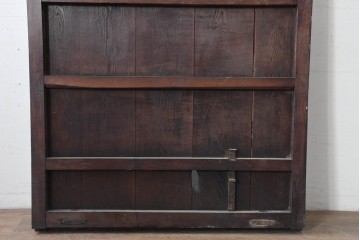 アンティーク建具　明治から大正期　黒褐色の木肌に美しい木目が映えるきつね格子蔵戸1枚　　(R-086518)