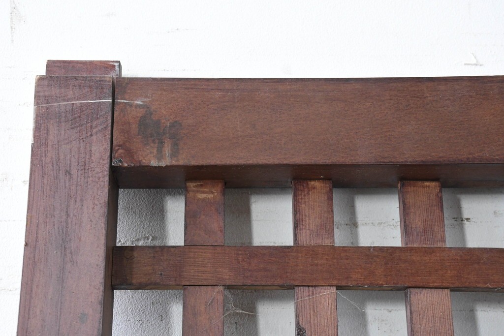 アンティーク建具　明治から大正期　黒褐色の木肌に美しい木目が映えるきつね格子蔵戸1枚　　(R-086518)