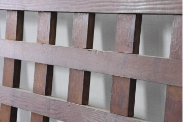 アンティーク建具　明治から大正期　黒褐色の木肌に美しい木目が映えるきつね格子蔵戸1枚　　(R-086518)