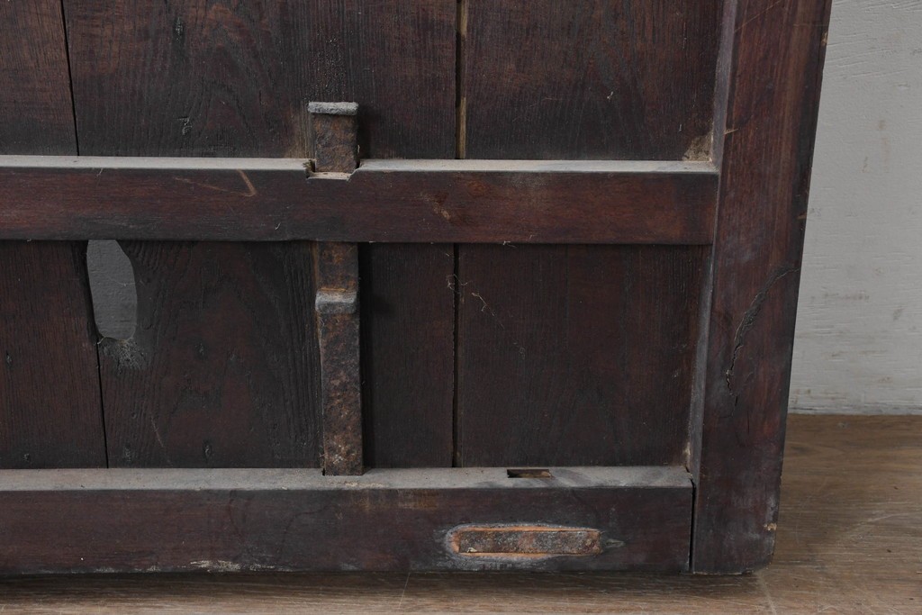 アンティーク建具　明治から大正期　黒褐色の木肌に美しい木目が映えるきつね格子蔵戸1枚　　(R-086518)