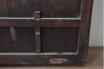 アンティーク建具　明治から大正期　黒褐色の木肌に美しい木目が映えるきつね格子蔵戸1枚　　(R-086518)