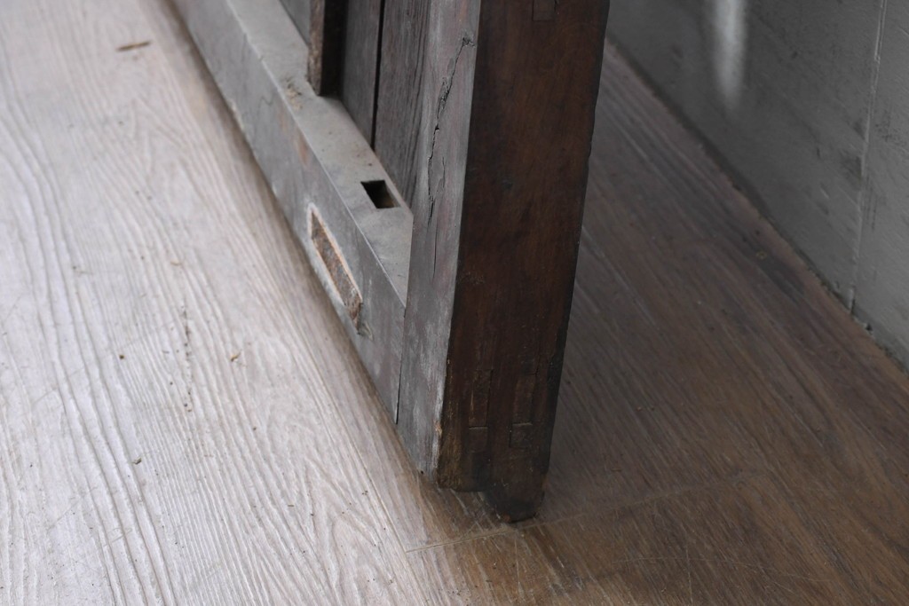 アンティーク建具　明治から大正期　黒褐色の木肌に美しい木目が映えるきつね格子蔵戸1枚　　(R-086518)