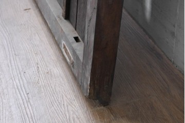 アンティーク建具　明治から大正期　黒褐色の木肌に美しい木目が映えるきつね格子蔵戸1枚　　(R-086518)