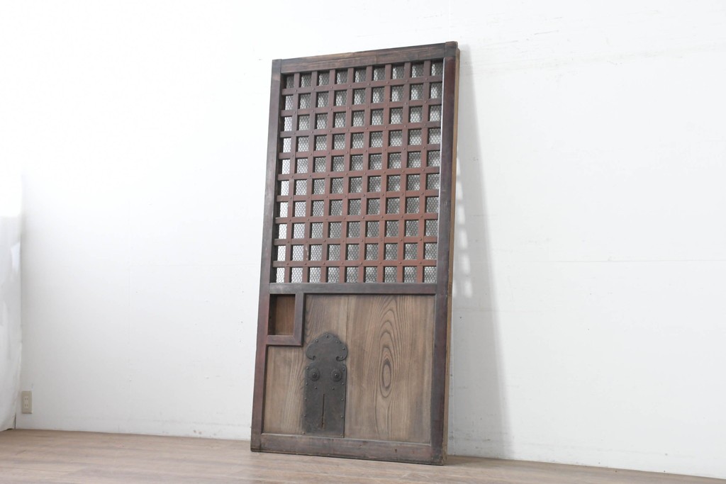 アンティーク建具　明治から大正期　しっかりとしたつくりの金網入りきつね格子蔵戸1枚　　(R-086519)